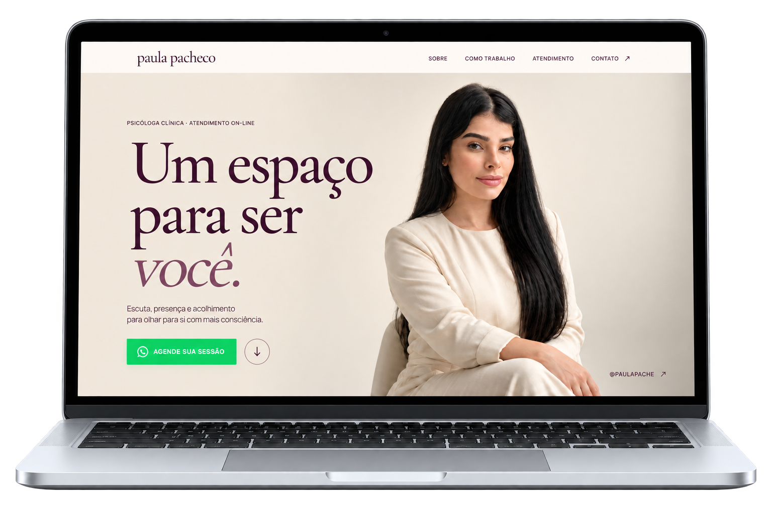 Site da psicóloga Paula Pacheco apresentado em um notebook